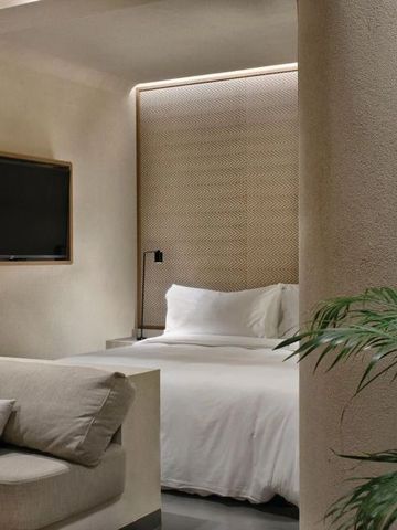 Gemütlicher Wohnbereich im Zimmer mit stilvollen Möbeln und charmanten Details