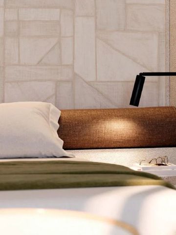 Detailansicht eines komfortablen Bettes in einem geschmackvollen Hotelzimmer