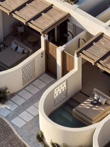 Luftaufnahme von privaten Außenbereichen mit Sonnenliegen und kleinen Pools