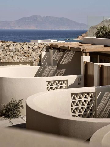 Blick auf mediterrane Architektur mit Meer und Insel im Hintergrund