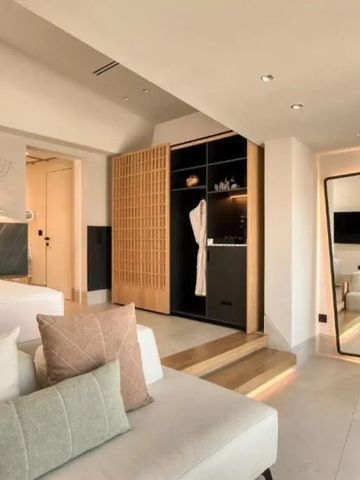 Helles und modernes Zimmer mit Sofa und Spiegel in warmen Tönen