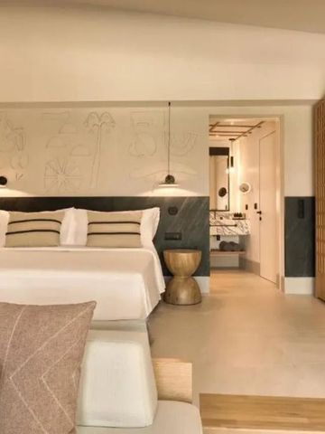 Geräumiges Schlafzimmer mit Zugang zum luxuriösen Badezimmer
