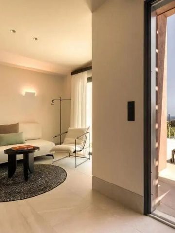 Modernes Wohnzimmer mit Blick auf den privaten Pool und die Terrasse.