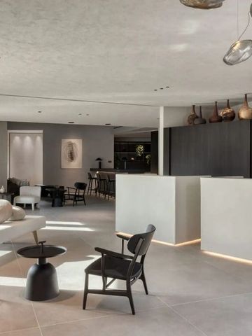 Helle und elegante Lobby mit modernen Möbeln und einzigartiger Beleuchtung.