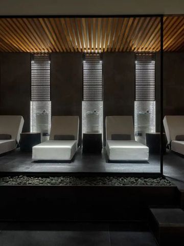 Moderne Liegen im Spa mit ästhetischem Design und Beleuchtung