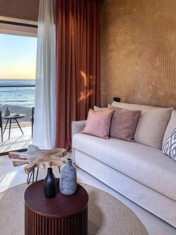Elegantes Wohnzimmer mit Meerblick und moderner Einrichtung im Hotelzimmer.
