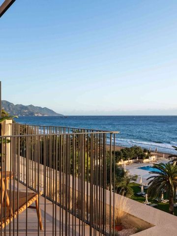 Balkon mit Blick auf das Meer und den Pool in der Abenddämmerung