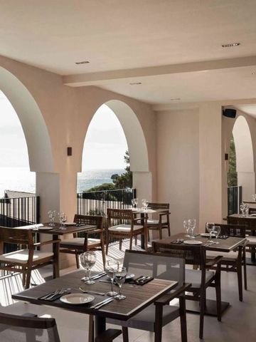 Ruhige Terrasse mit Blick aufs Meer durch Bögen