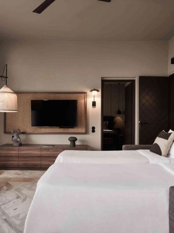 Luxuriöse Suite mit gemütlichem Bett und elegantem Interieur.
