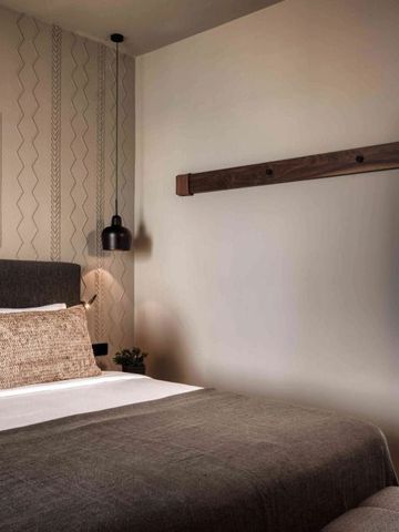 Modernes Schlafzimmer mit stilvollen Akzenten und großem Spiegel