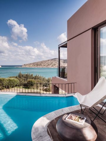 Private Terrasse mit Pool und Meerblick unter blauem Himmel