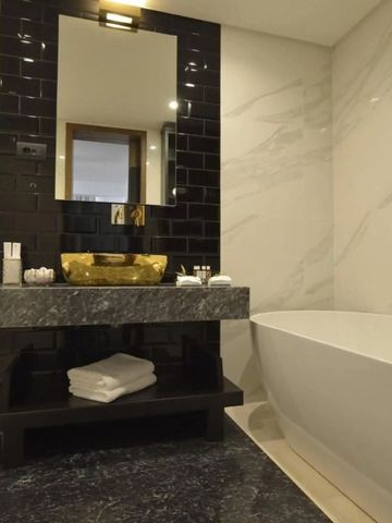 Luxuriöses Badezimmer mit freistehender Badewanne und edler Marmoroptik