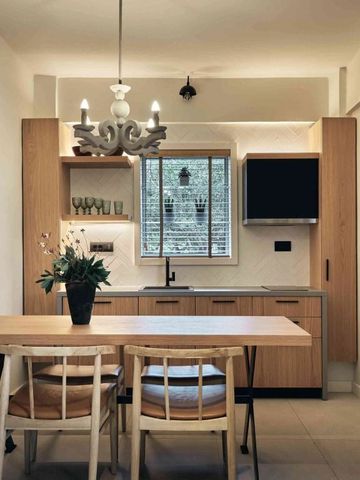 Moderne Küchenzeile mit Holzmöbeln und großem Fenster
