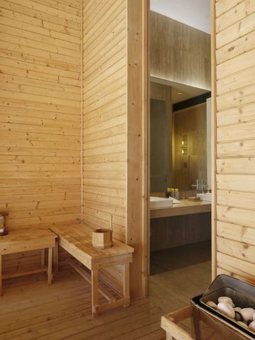 Gemütlicher Holzsaunabereich mit Blick auf ein modernes Badezimmer