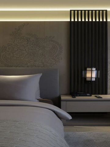 Gedimmtes Licht und elegantes Design im Schlafzimmer