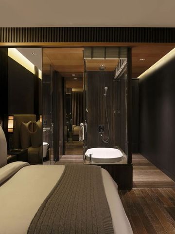 Hotelzimmer mit offenem Badkonzept und edlem Interieur
