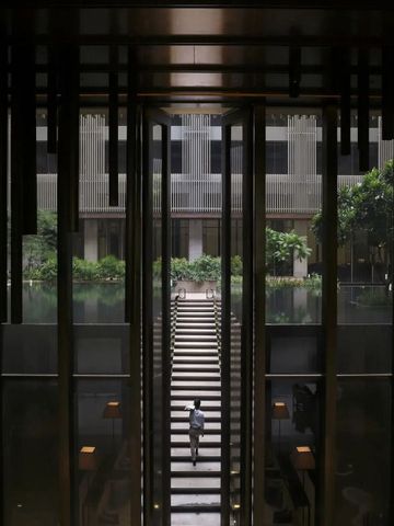 Beeindruckendes architektonisches Design mit Wasserbecken und Garten