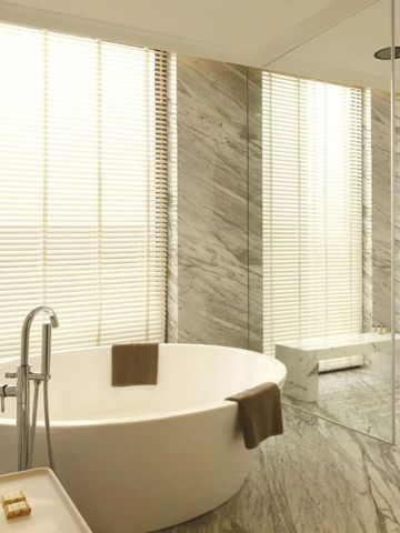 Luxuriöses Badezimmer mit freistehender Badewanne und edlem Design