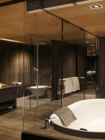 Geräumiges Badezimmer mit luxuriöser Badewanne und geschmackvoller Einrichtung