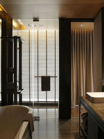Luxuriöses Badezimmer mit freistehender Badewanne und edlem Interieur