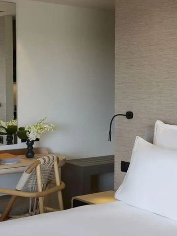 Gemütliches Schlafzimmer mit modernem Design und natürlichen Materialien