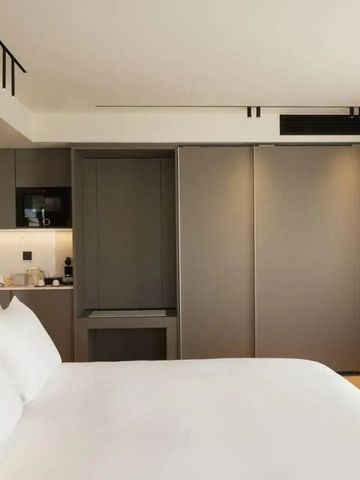 Modernes Hoteldoppelzimmer mit elegantem Design und Schrankansicht