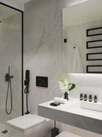 Modernes Badezimmer mit Regendusche und stilvollem Waschbecken