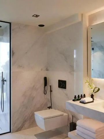 Helles Badezimmer mit Regendusche und eleganter Einrichtung