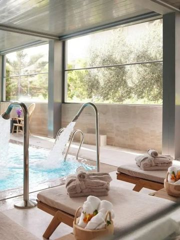 Luxuriöser Innenpool mit Wasserfall-Vorrichtungen und Liegestühlen