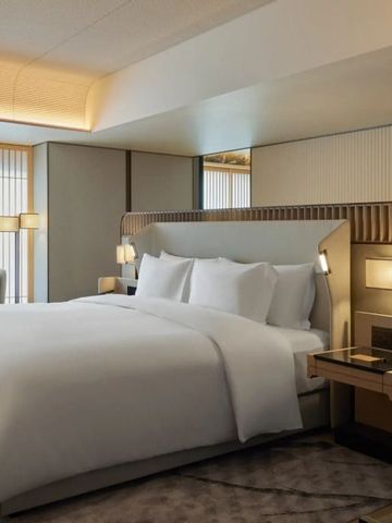 Geräumiges Hotelzimmer mit großem Bett und stilvoller Beleuchtung im Dusit Thani Kyoto