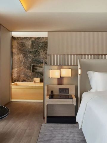 Elegantes Hotelzimmer mit Bad en Suite und warmen Farben