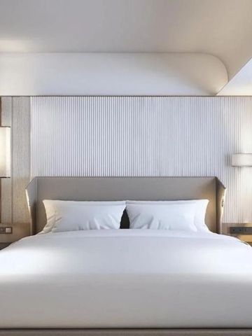 Modernes Zimmer mit Doppelbett und dezenter Wanddekoration im Hotel Dusit Thani Kyoto