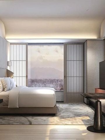 Luxuszimmer mit großem Bett, moderner Einrichtung und Blick auf Berge durch Fenster