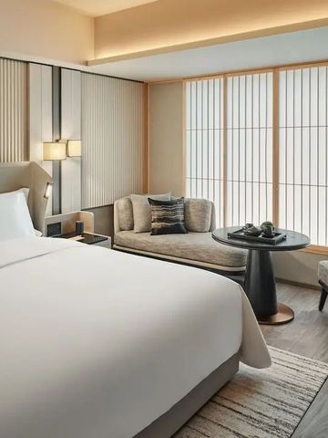 Komfortables Doppelzimmer mit moderner japanischer Ästhetik und Sitzecke