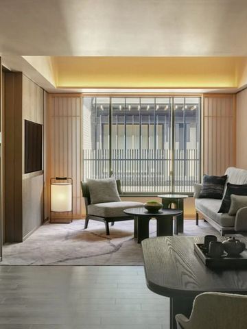 Moderne Suite mit gemütlicher Einrichtung und großem Fenster in den Innenhof