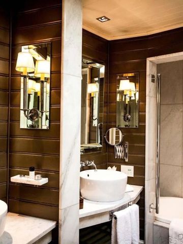 Luxuriöses Hotelbad mit Marmor und eleganter Beleuchtung