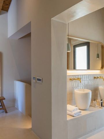 Luxuriöses Badezimmer mit Doppelwaschbecken und stilvoller Beleuchtung