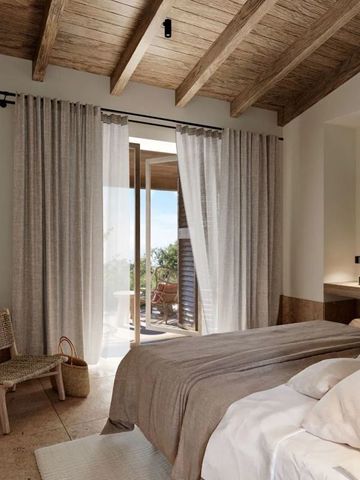 Gemütliches Schlafzimmer mit Holzbalkendecke und Zugang zur Terrasse