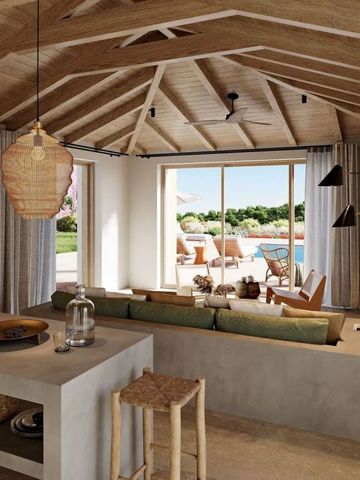 Wohnbereich einer eleganten Villa mit Holzbalkendecke und Blick auf die Terrasse