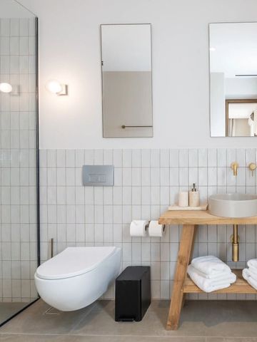 Modernes Badezimmer mit zwei Spiegeln und Glasdusche