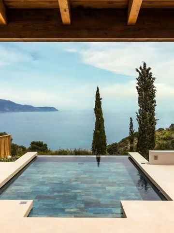 Panoramablick auf Infinity-Pool mit Meer und Küstenlandschaft im Hintergrund