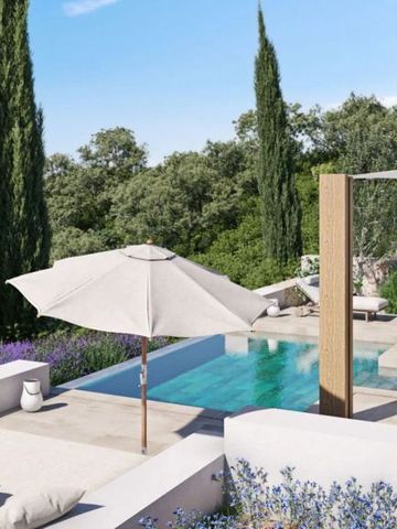 Moderner Pool mit Sonnenschirm und Liegen in grünem Garten