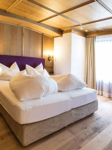 Helles und einladendes Schlafzimmer mit Holzdekor und großzügigem Fenster