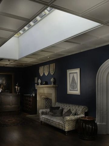 Luxuriöse Lounge mit Kamin und stilvollen Möbeln im Ellenborough Park Hotel