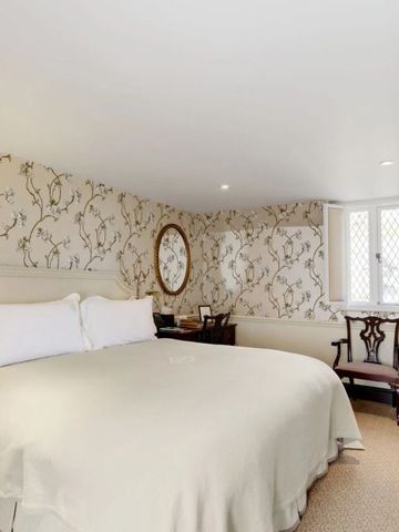 Gemütliches Schlafzimmer mit Doppelbett und klassischer Tapete im Ellenborough Park