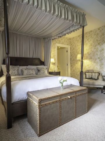 Elegant eingerichtetes Zimmer mit Himmelbett im Ellenborough Park Hotel