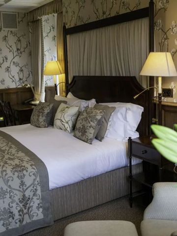 Geschmackvoll dekoriertes Schlafzimmer mit Blumendekor im Ellenborough Park
