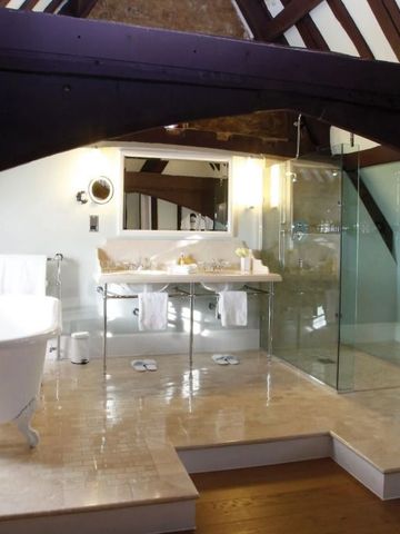 Luxuriöses Badezimmer mit freistehender Badewanne und Glasdusche