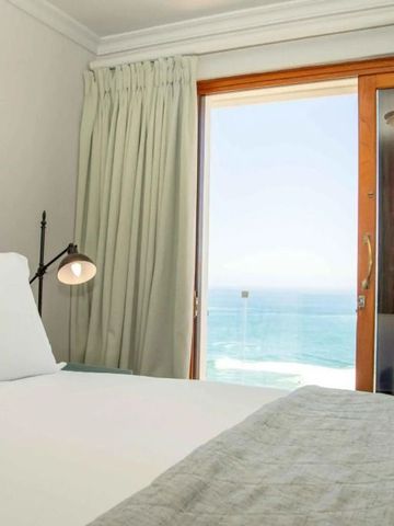 Helles Schlafzimmer mit Zugang zu einem Balkon und Meerblick