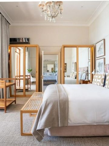 Luxuriöses Schlafzimmer mit Doppelbett, Spiegeln und elegantem Interieur